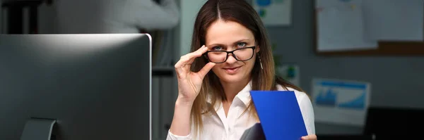 Feminino trabalhando na empresa — Fotografia de Stock