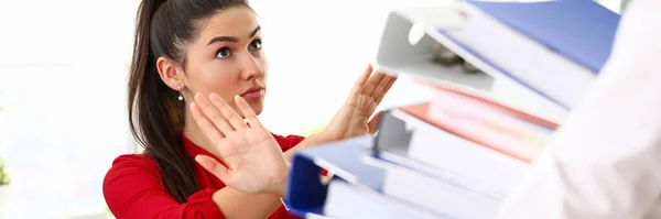 Giovane donna felice seduta in carica e che rifiuta di lavorare con mucchio di documenti — Foto Stock