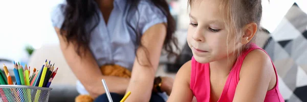 Criança segurando lápis — Fotografia de Stock