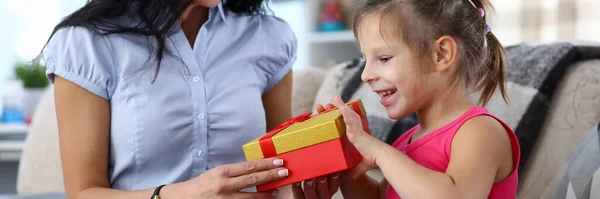 Moeder geven geschenk aan meisje — Stockfoto