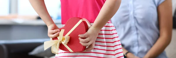 Girl giving present to mommy — Stock Photo, Image