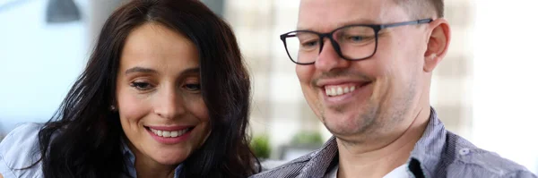 Pareja feliz mirando la tableta — Foto de Stock