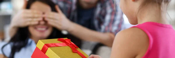 Relatives exchanging presents — Stock Photo, Image