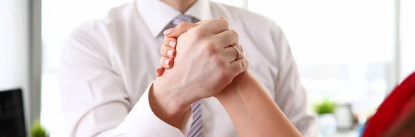 事務所に立って握手を交わし合意する事業者 — ストック写真