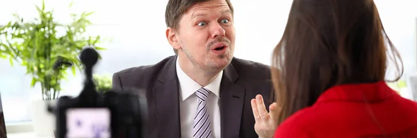 Young businessman feeling mad and expressing anger to woman colleague — Stock Photo, Image