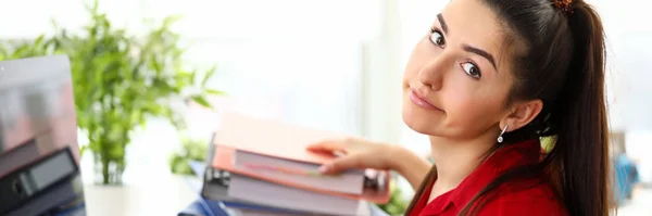 Jonge vrouw zittend in functie met een hoop documenten en gevoel van stress — Stockfoto