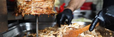 Özel ekipmanlı et, shawarma pişir.