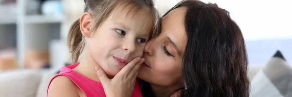 Maman et fille câlins — Photo