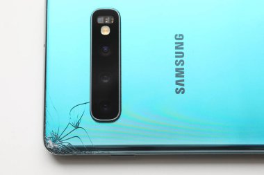 Samsung Galaksisi s10 arka kapağı kırık akıllı telefon yakın plan
