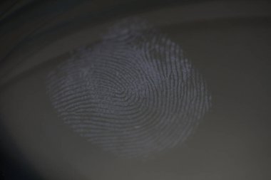 Suç delili olarak temiz camda parmak izi izi var.