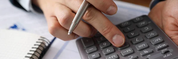 Man analyzes cost renting, counting on calculator — Zdjęcie stockowe