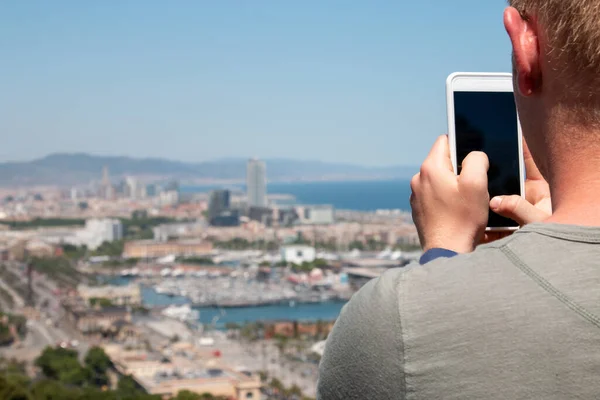 Male hands holding smartphone trying to take travel photo — Stock Photo, Image