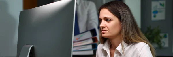 Man draagt mappen met documenten voor collega — Stockfoto