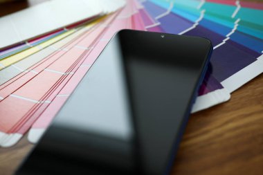 Renkli hayran kuyruğuna uzanan modern akıllı telefon ekranı
