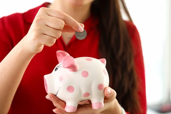 Mano femenina poniendo cuarto de plata en la ranura divertida Piggybank —  Fotos de Stock