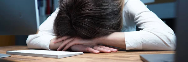 Tired female employee at office workplace taking nap — Stock Photo, Image