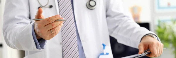 Medicina masculina mão médico segurando caneta de prata — Fotografia de Stock