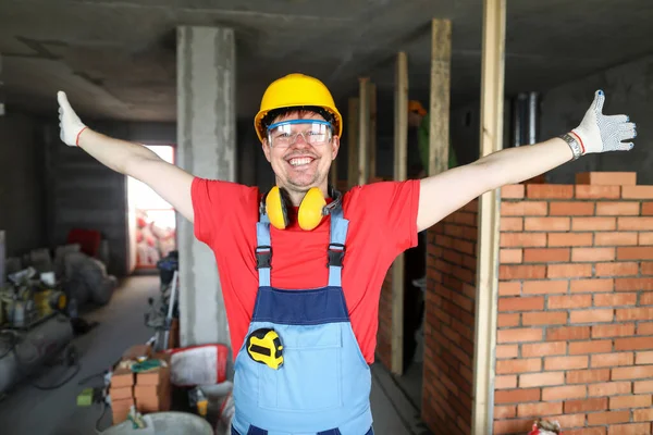 Sorrindo feliz amigável caucasiano macho mostrando área de construção — Fotografia de Stock