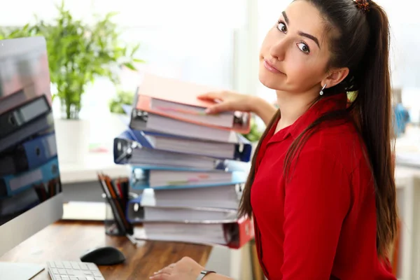 Junge Frau sitzt mit Stapel von Dokumenten im Büro und fühlt sich gestresst — Stockfoto