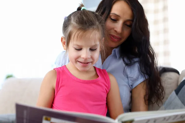 Mommy spending time with girl — Stock Photo, Image