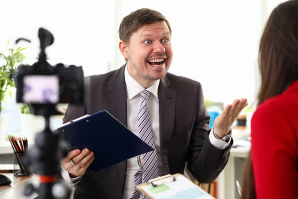 Young businessman feeling crazy and shouting at woman colleague — Stock Photo, Image