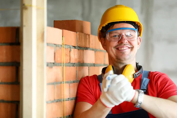 Работник строительной площадки делает жест дружбы в защитных перчатках — стоковое фото