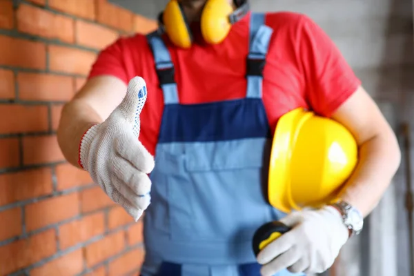 Trabalhador no canteiro de obras oferecendo mão para agitar — Fotografia de Stock