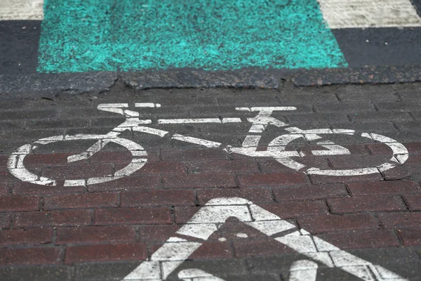 Велосипедний знак, намальований на фарбі на асфальті — стокове фото