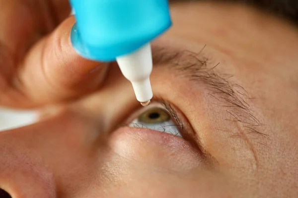Elixir för att förbättra synen, man droppar ögondroppar — Stockfoto