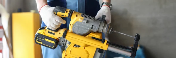 Male person holding drill — Stock Photo, Image