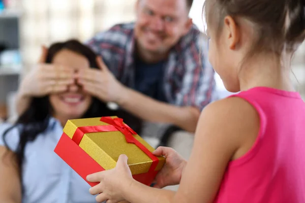 Parenti che si scambiano regali — Foto Stock