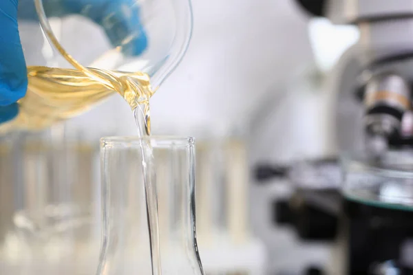 Microbiología y química en sala de laboratorio — Foto de Stock