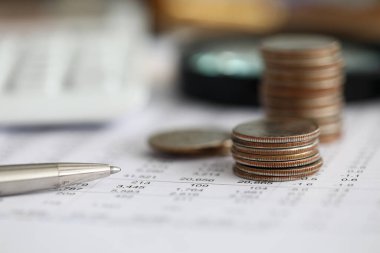 Finansal istatistik kağıdının üzerinde numaralarla birlikte gümüş kalem yatar