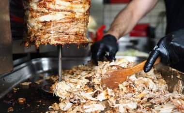Özel ekipmanlı et, shawarma pişir.