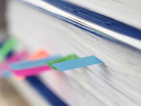 Fechar adesivos de cor entre a pasta de documentos — Fotografia de Stock