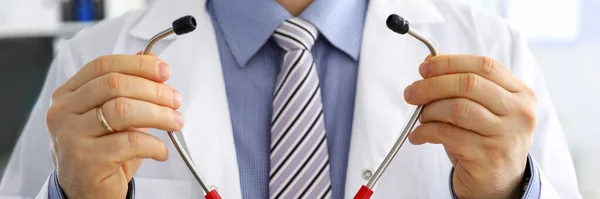 Médecine masculine mains médecin tenir et mettre sur stéthoscope — Photo