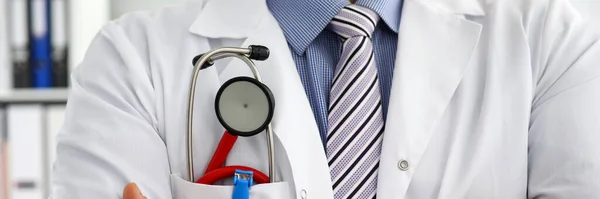 Hombre medicina terapeuta médico pecho con estetoscopio en el bolsillo —  Fotos de Stock