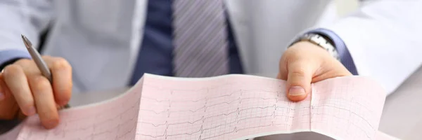Az orvos elmagyarázza kardiogram adatok, konzultáció. — Stock Fotó