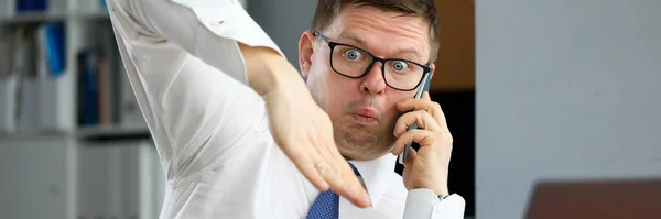 Férfi végrehajtó beszél mobiltelefon a rossz következmények — Stock Fotó