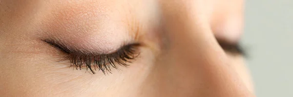 Les yeux fermés de la belle femme aux cheveux rouges au soleil du matin — Photo