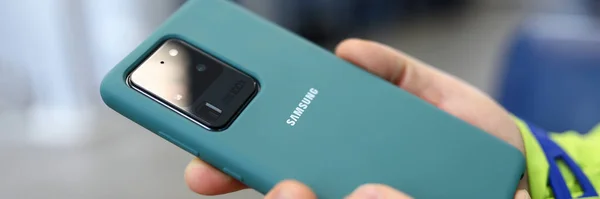 Man håller i händerna Samsung Galaxy s20 Ultra närbild — Stockfoto
