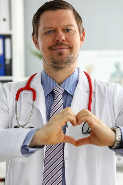 Erkek doktor elleri kalp şeklini gösteriyor. — Stok fotoğraf