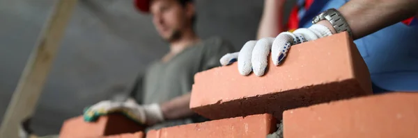İnşaatçılar duvar tuğlası, çimento ve teknoloji yapar. — Stok fotoğraf