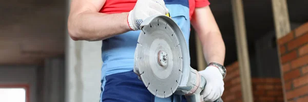 Construtor é segurando ferramenta para serra circular para metal — Fotografia de Stock