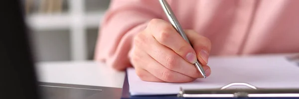 Gros plan, mains féminines prenant des notes avec un bureau de stylo — Photo