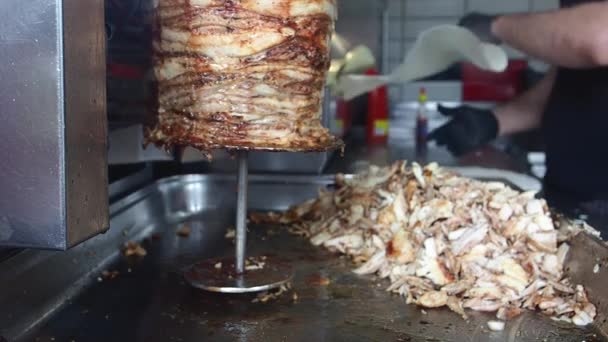 Big pile of chicken meat roasting while male cook making shawarma — Stock Video