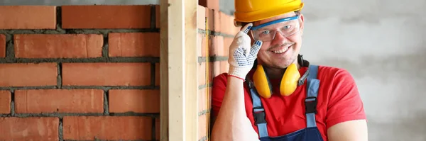 Construtor feliz fica em alvenaria e sorri — Fotografia de Stock