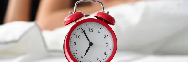 Relógio de alarme antiquado vermelho definido às sete da manhã — Fotografia de Stock