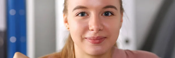 Menina rosto no local de trabalho com pastas no fundo — Fotografia de Stock