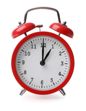 Kırmızı alarm saati beyaz arkaplanda izole edilmiş.